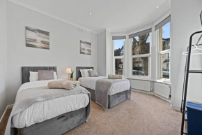 Entire 2 Bed Flat with Private Garden, minutes walk to Elizabeth Line, Ealing